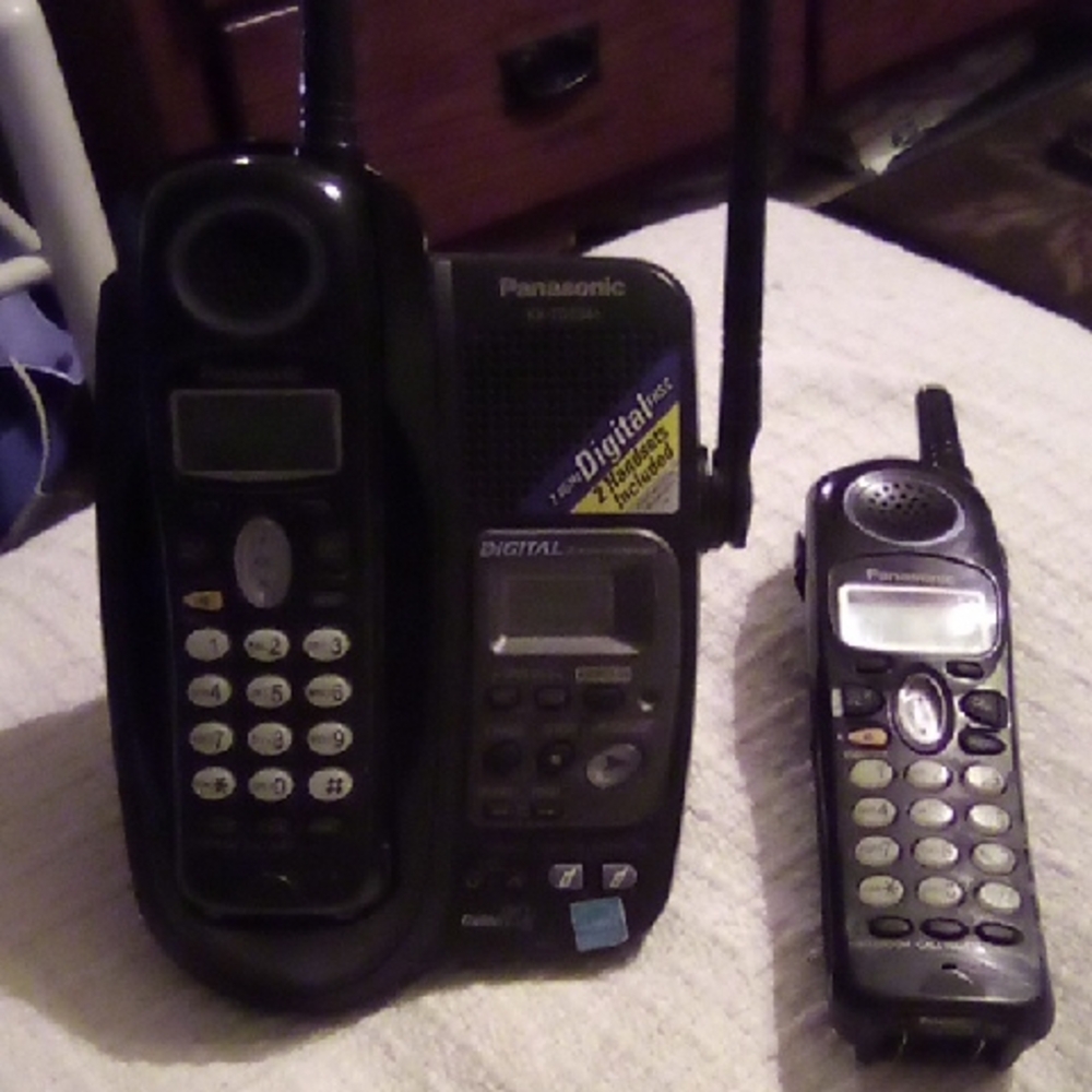 Panasonic Deluxe Digital Phone system With 2 Charging Systems And 2 Handsets.